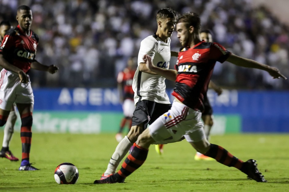 Matheus em jogada contra o Flamengo pelas quartas de finais da Copinha