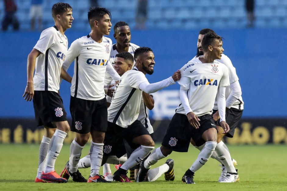 Oya, Pedrinho, Del'Amore, Matheus, Romo e Thiago comemorando gol conta o Flamengo na Copinha