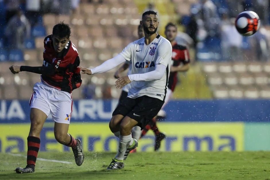 Thiago em jogada conta o Flamengo pelas quartas de finais da Copinha