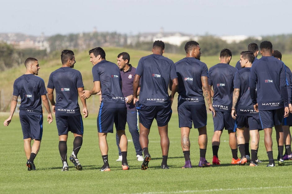 Elenco do Corinthians de costas durante o treino da tarde da Flórida Cup