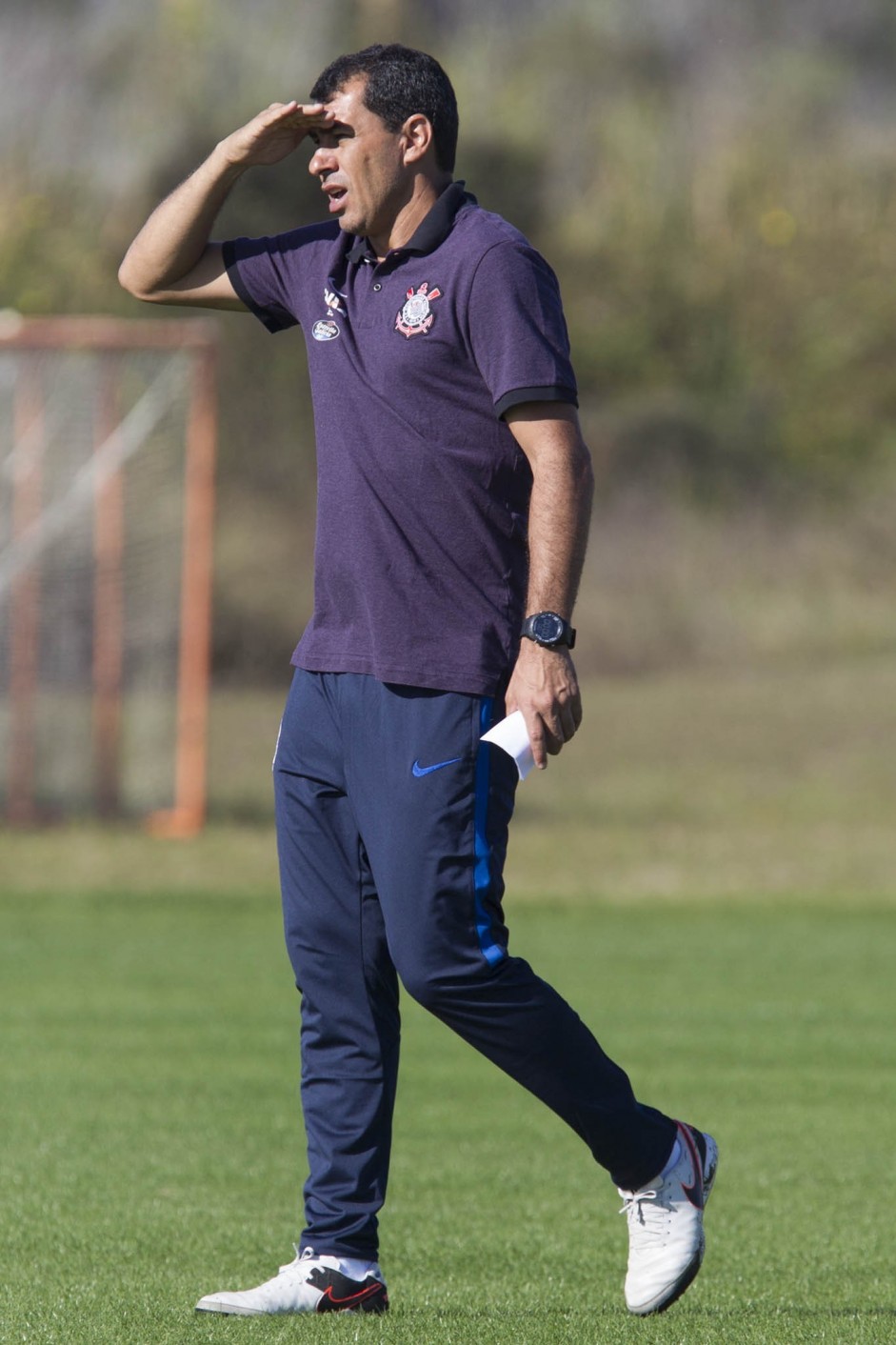 Fábio Carille olhando ao longe durante o treino da tarde durante a Flórida Cup