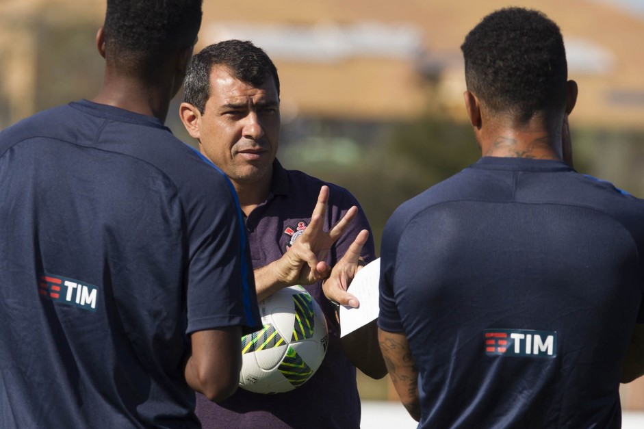 Tcnico Carille instruindo os jogadores durante o treino da tarde da Flrida Cup