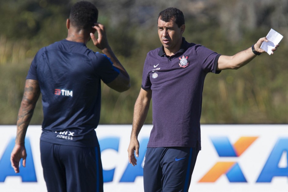 Treinador Fábio Carille dando instruções para Jõ durante o treino da tarde da Flórida Cup