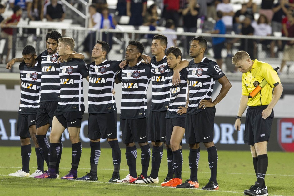 Jogadores do Corinthians se concentram durante pnaltis na final da Flrida Cup contra o So Paulo