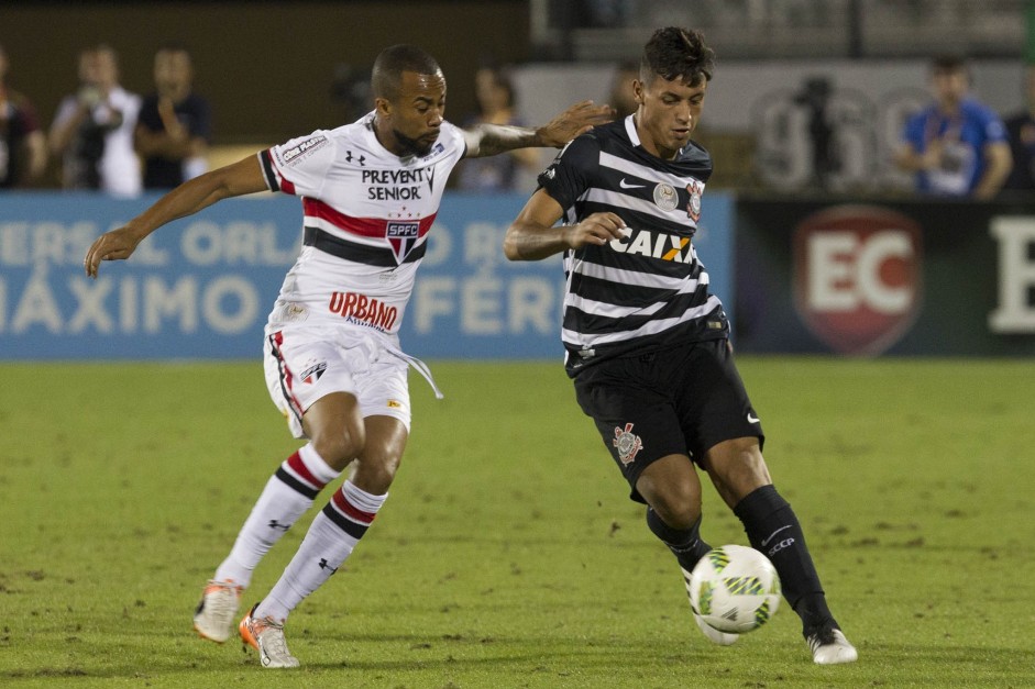 Marciel em disputa com jogador do So Paulo pela final da Flrida Cup 2017