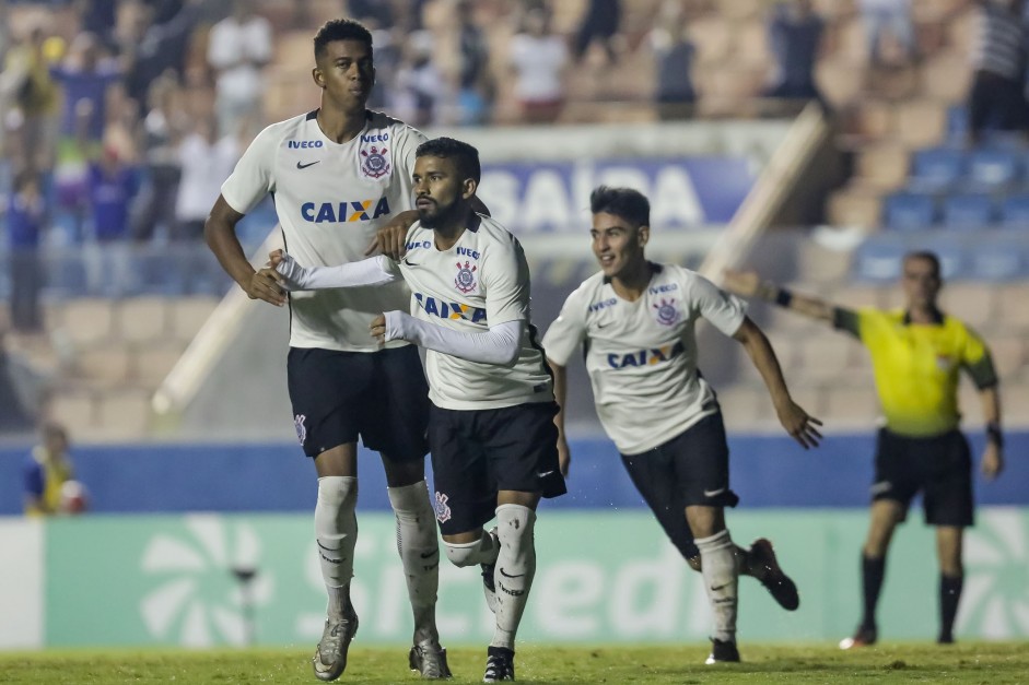Carlinhos, Marquinhos e Fabrcio Oya comemoram gol pela semifinal da Copa So Paulo de futebol Jr