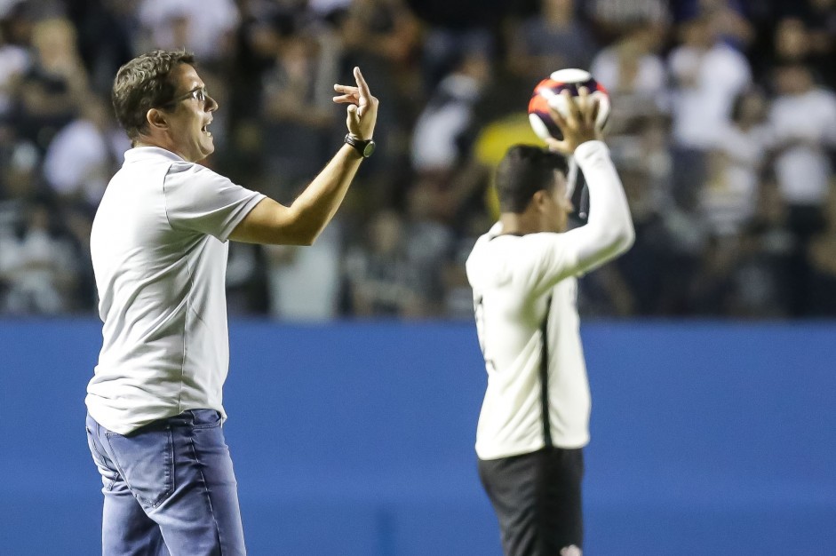 Osmar Loss sinaliza a beira de campo na semifinal da Copa So Paulo de futebol Jr