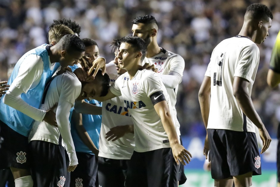 Thiago, Marquinhos, Carlinhos e Matheus comemorando no banco o gol contra Juventus pela semifinal
