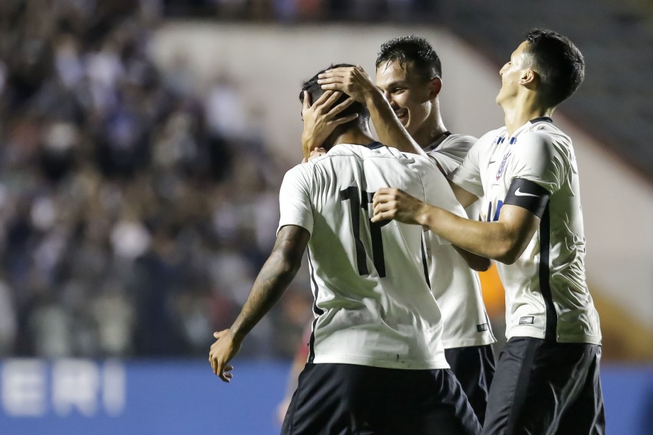 Thiago, Marquinhos e Renan Guedes comemorando gol contra a Juventus pela semifinal da Copinha 2017
