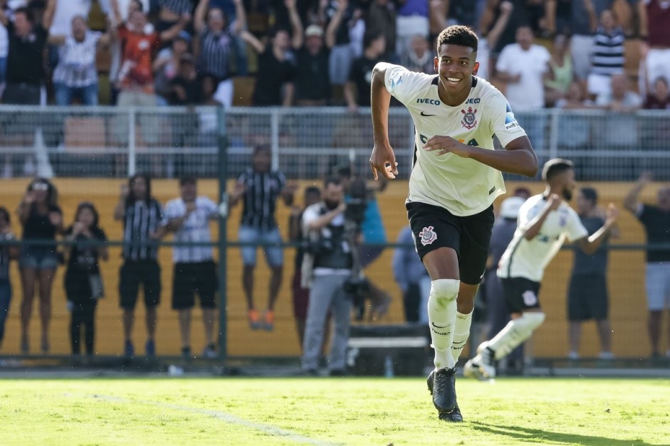 Carlinhos comemorando seu gol na final da Copa So Paulo
