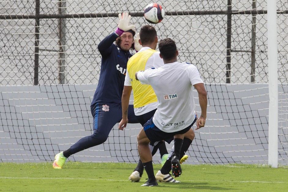 Cssio fazendo defesa no treino do Corinthians no CT Joaquim Grava