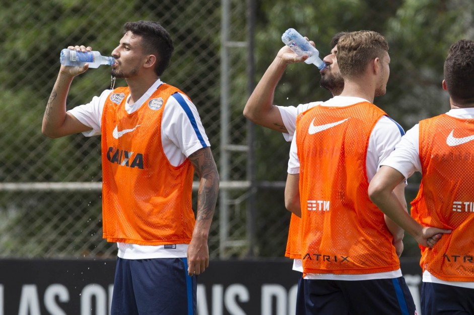 Pedro Henrique bebendo gua no primeiro treino no CT aps a Flrida Cup