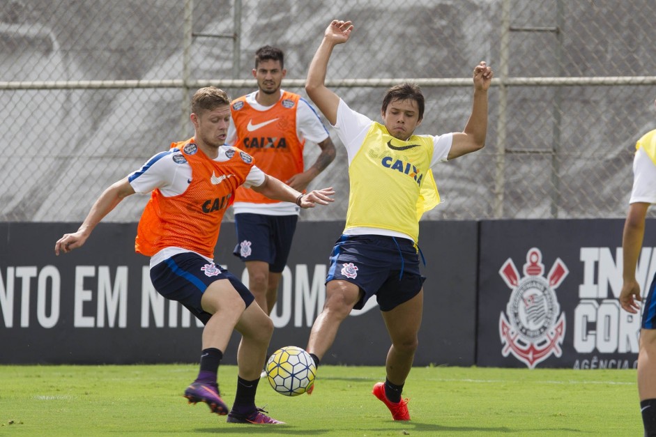 Marlone e Romero disputam posição no meio de campo do Corinthians Marlone e Romero disputam posição no meio de campo do Corinthians