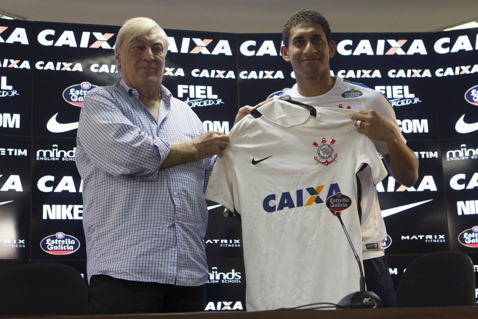 Pablo ao lado de diretor vestindo a camisa do Corinthians em sua apresentao