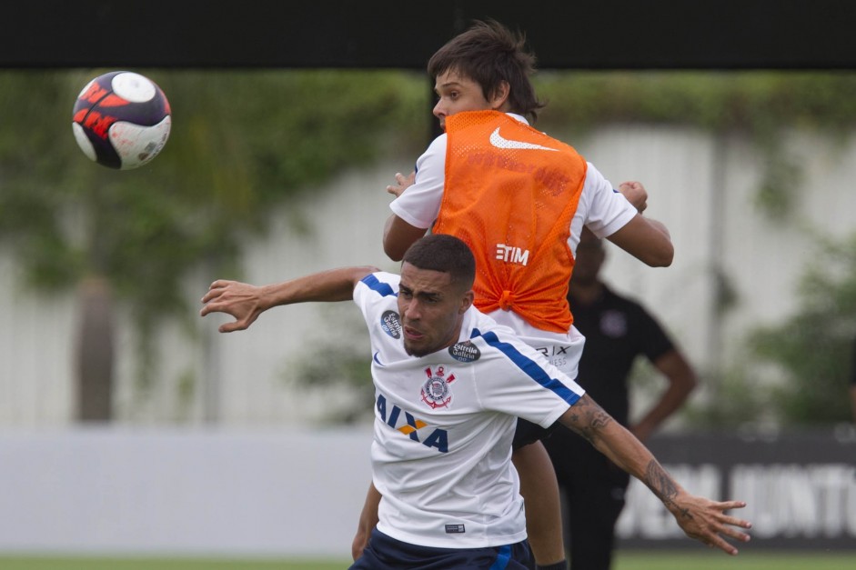 Romero e Gabriel disputam bola no treino do Corinthians no CT Joaquim Grava