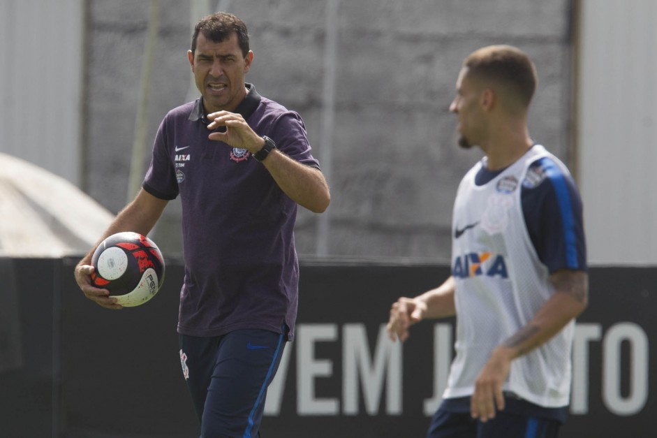 Fbio Carille passa instrues a Gabriel no treino do Corinthians no CT Joaquim Grava