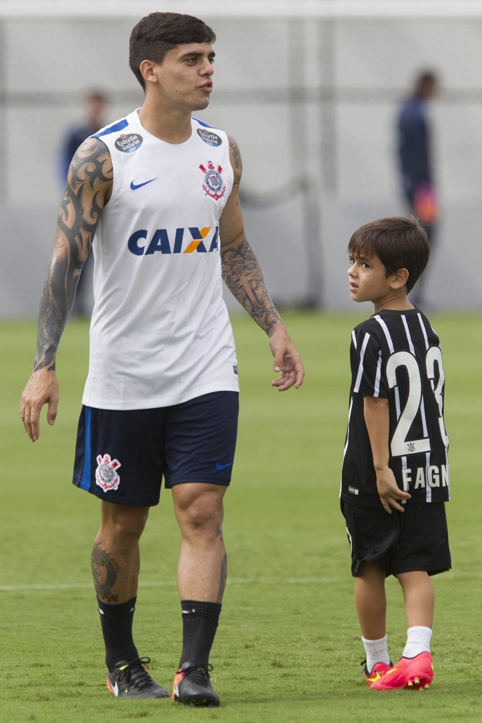 Fagner e seu filho no treino do Corinthians no CT Joaquim Grava