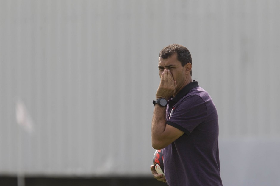 Fbio Carille passa instrues no treino do Corinthians no CT Joaquim Grava