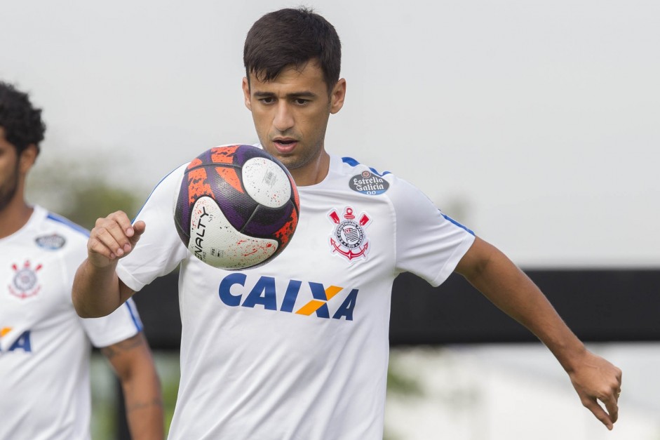 Camacho domina a bola no treino do Corinthians no CT Joaquim Grava