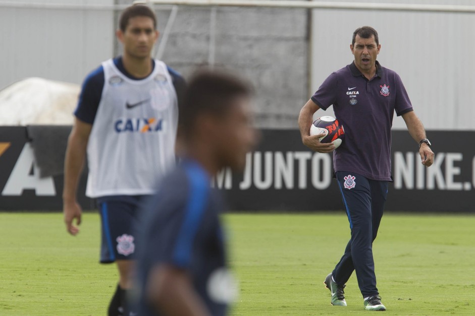 Fbio Carille observa Pablo no treino do Corinthians no CT Joaquim Grava