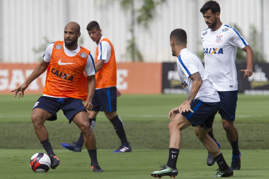 Fellipe Bastos e Gabriel no treino do Corinthians no CT Joaquim Grava