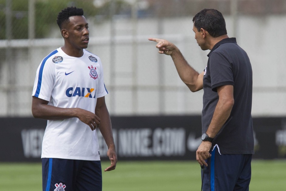 Fbio Carille dando instrues a Moiss no treino do Corinthians no CT Joaquim Grava