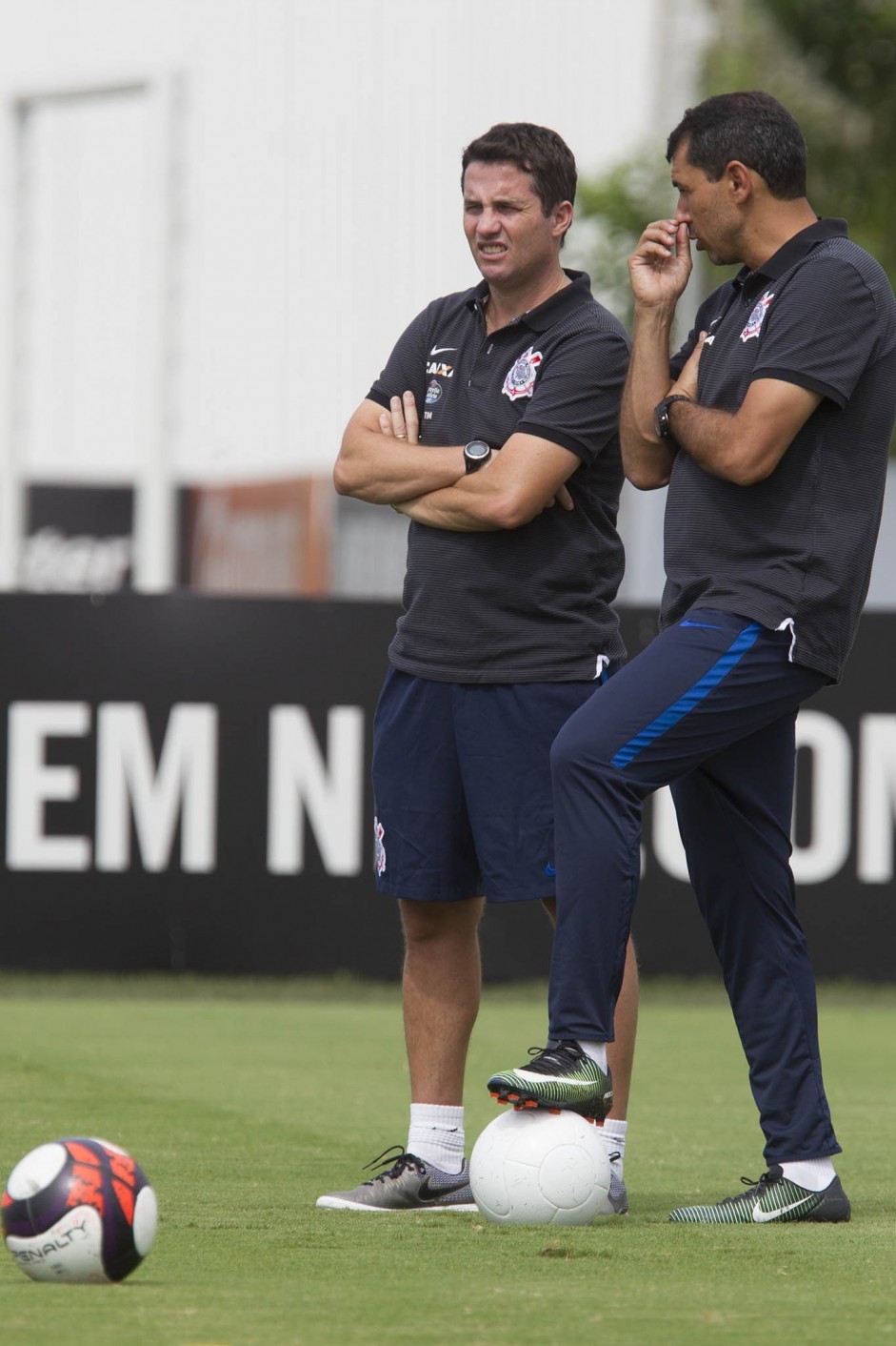 Fbio Carille e Osmar Loss no treino do Corinthians no CT Joaquim Grava