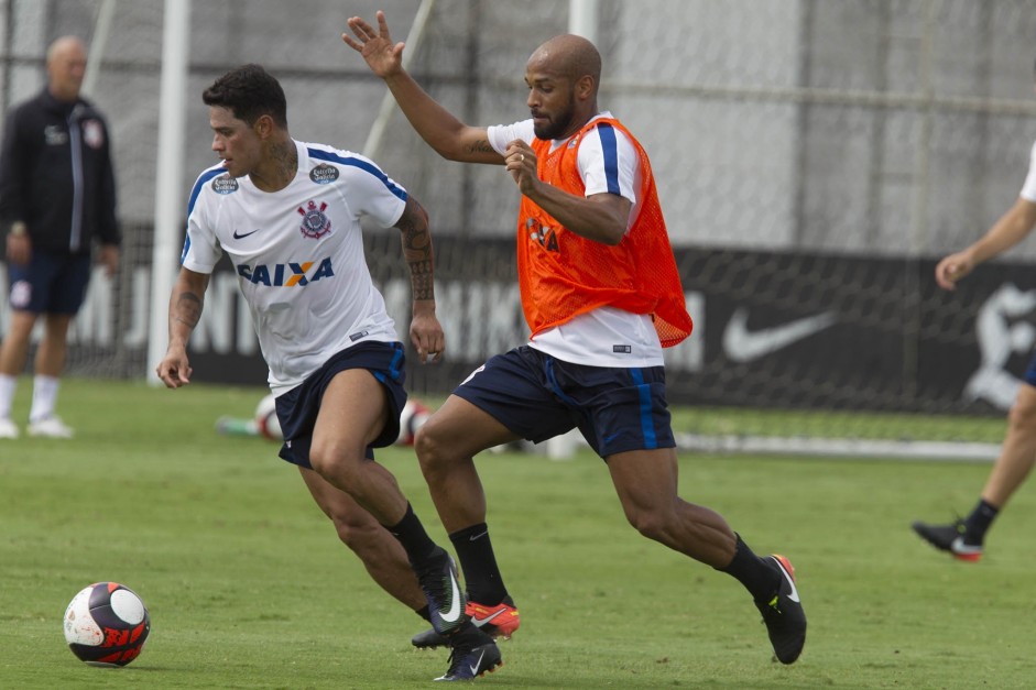 Fellipe Bastos e Giovanni Augusto no treino do Corinthians no CT Joaquim Grava