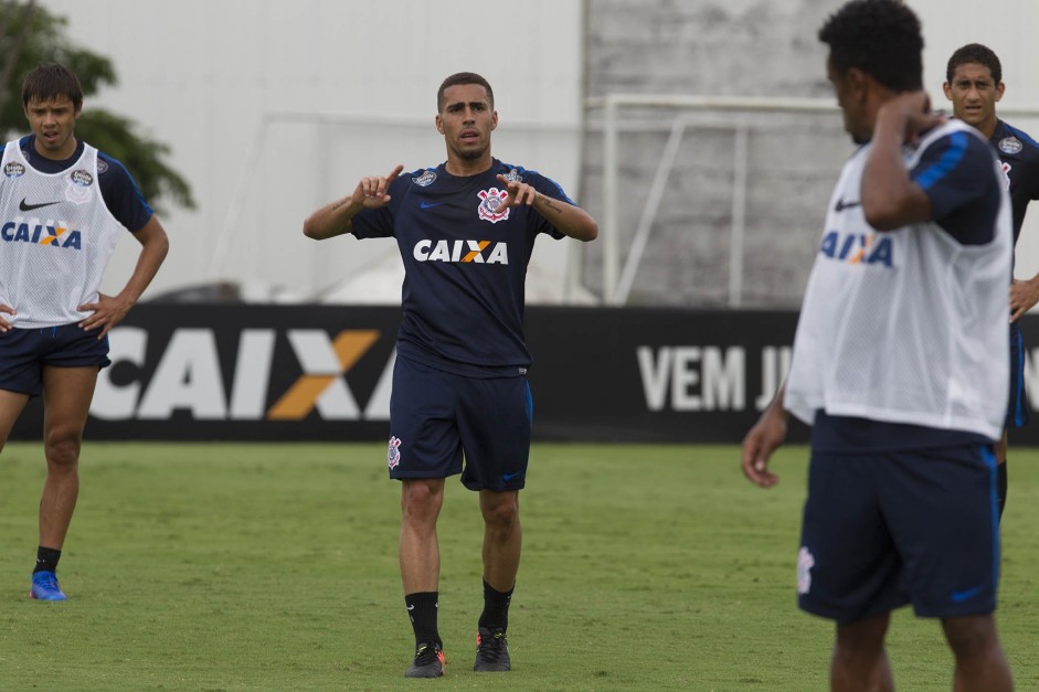 Romero observa Gabriel no treino do Corinthians no CT Joaquim Grava