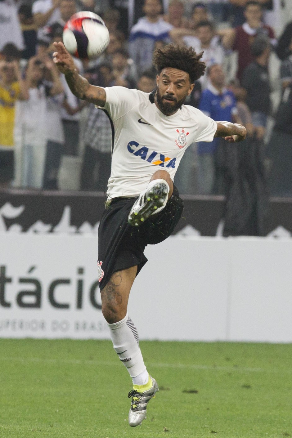 Cristian em jogada contra a Ferroviria  em amistoso na Arena Corinthians