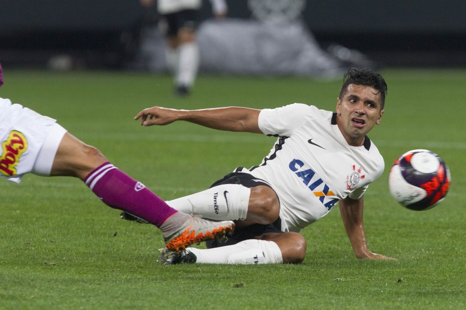 Guilherme ao cho no amistoso contra a Ferroviria na Arena Corinthians