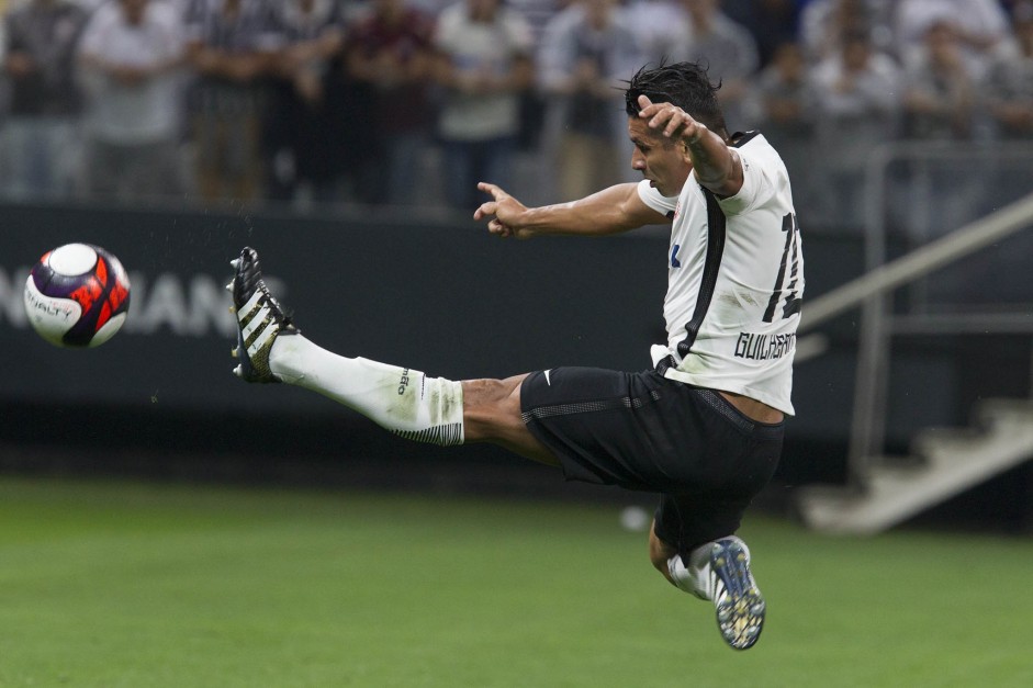 Guilherme tentando alcanar a bola no amistoso contra a Ferroviria na Arena Corinthians