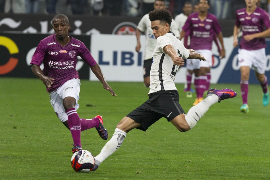 Marquinhos Gabriel chutando a bola em amistoso contra a Ferroviria na Arena Corinthians