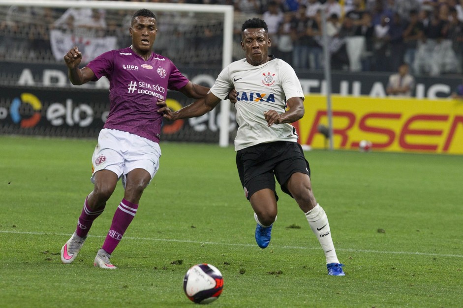 Moiss brigando pela bola contra jogador da Ferroviria no amistoso realizado na Arena Corinthians