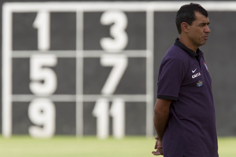 Tcnico Fbio Carille pensativo em treino da tarde