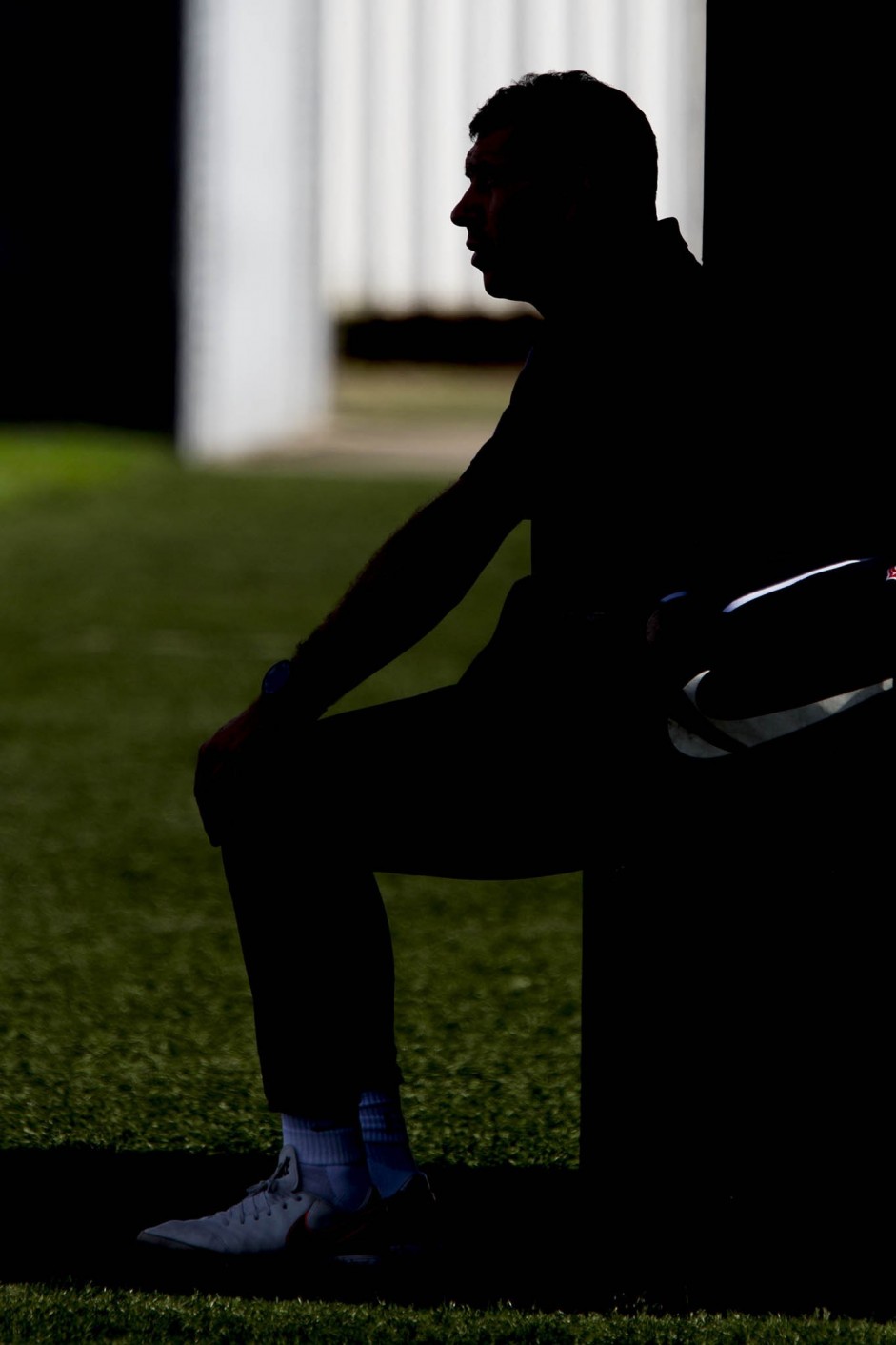 Tcnico Fbio Carille sentando na sombra em treino da tarde