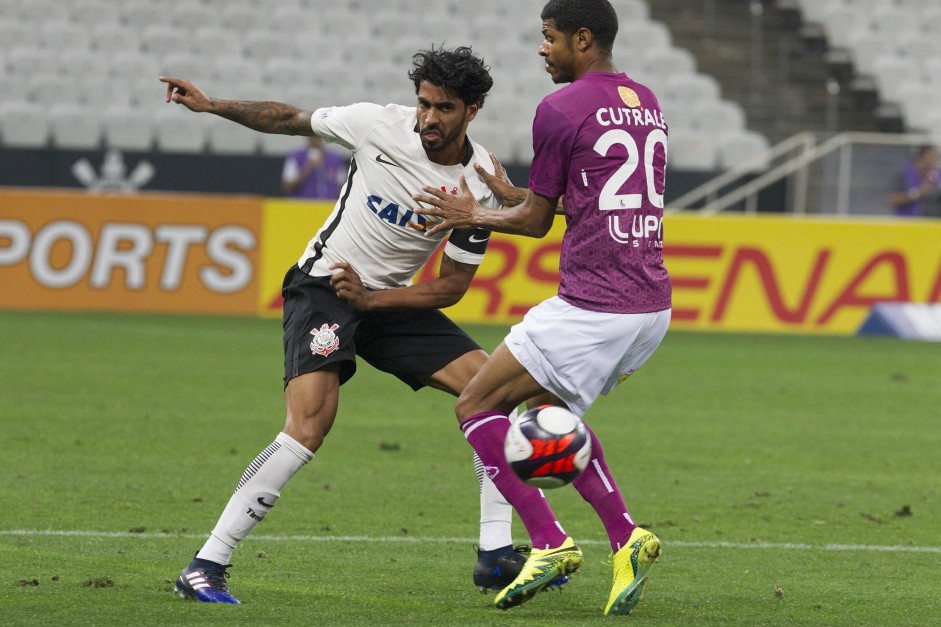 Vilson em dividida com jogador da Ferroviria em amistoso realizado na Arena Corinthians