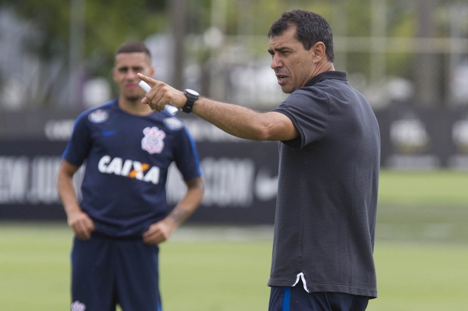 Luidy, ao fundo, participou dos primeiros meses de preparao do Corinthians em 2017