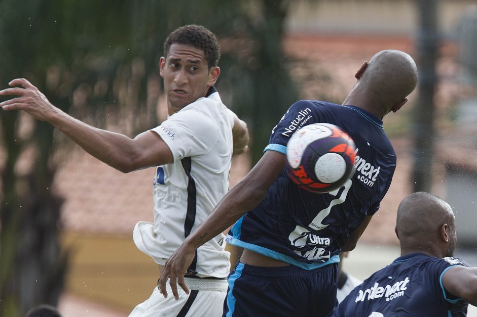 Pablo em dividida com jogador do São Bento na estreia do campeonato paulista