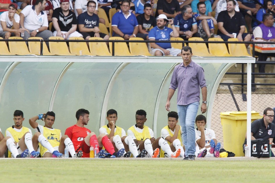 Fbio Carille e jogadores reservas contra o So Bento na estreia do campeonato paulista