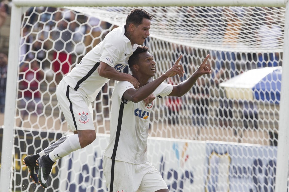 Giovanni Augusto e J comemoram gol contra o So Bento na estreia do campeonato paulista