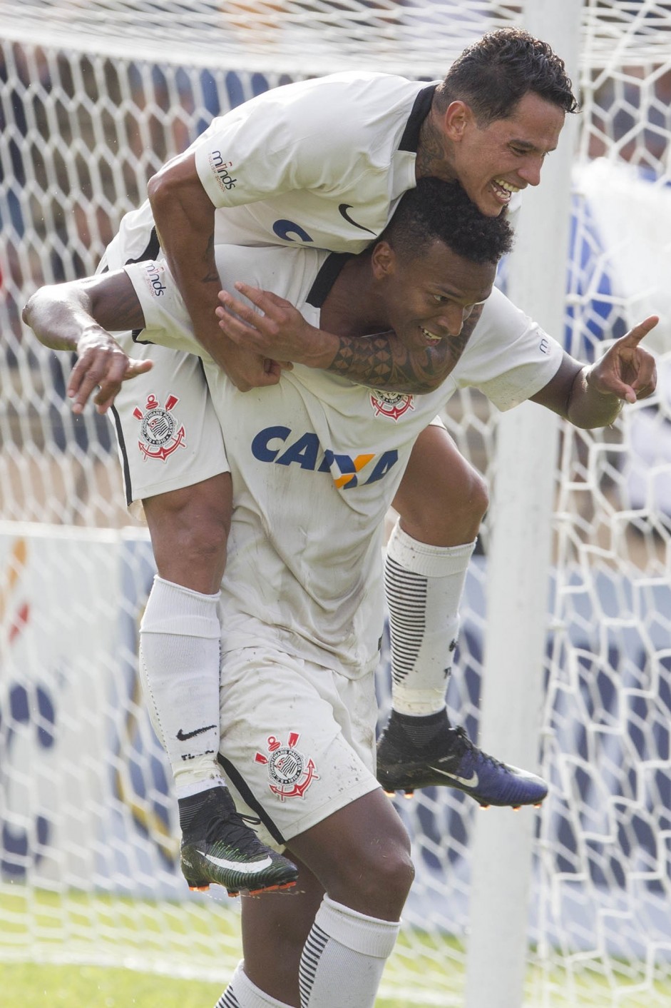 Giovanni Augusto e Jô comemoram gol contra o São Bento na estreia do campeonato paulista