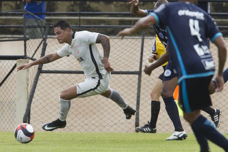 Giovanni Augusto em ação contra o São Bento na estreia do campeonato paulista