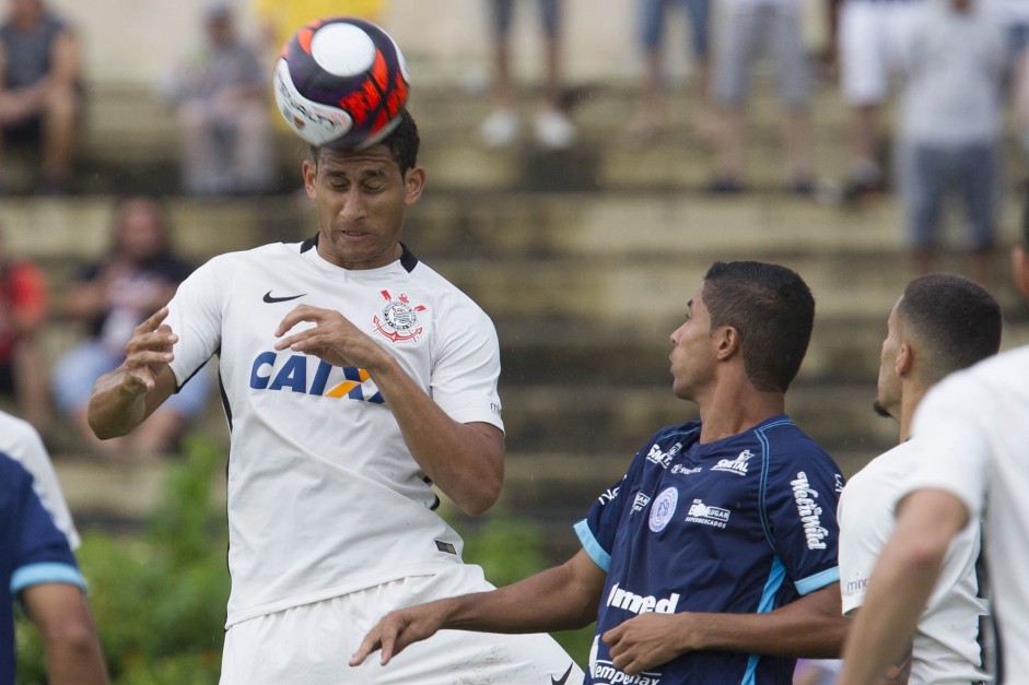 Pablo em dividida com jogador do São Bento na estreia do campeonato paulista