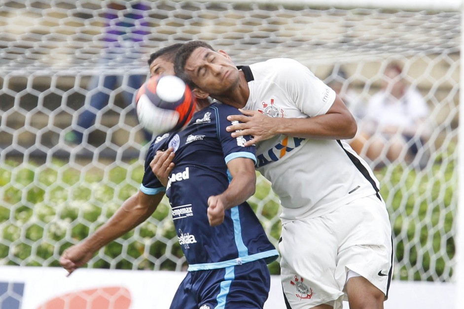 Pablo em dividida com jogador do São Bento na estreia do campeonato paulista