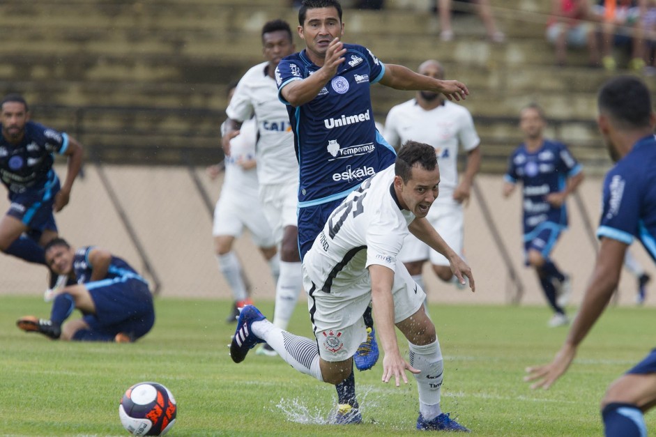 Rodriguinho disputa bola com jogador do So Bento na estreia do campeonato paulista