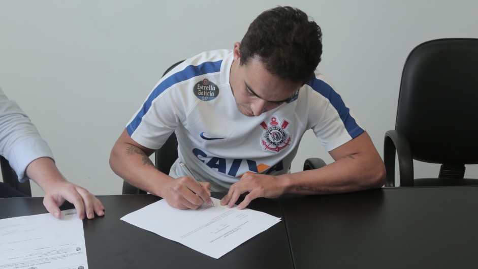 Jadson assina o contrato do seu retorno ao Corinthians para a temporada 2017