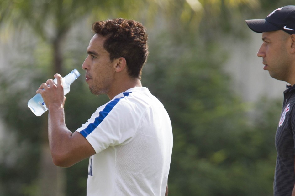 Jadson se hidratando durante treino no CT Joaquim Grava