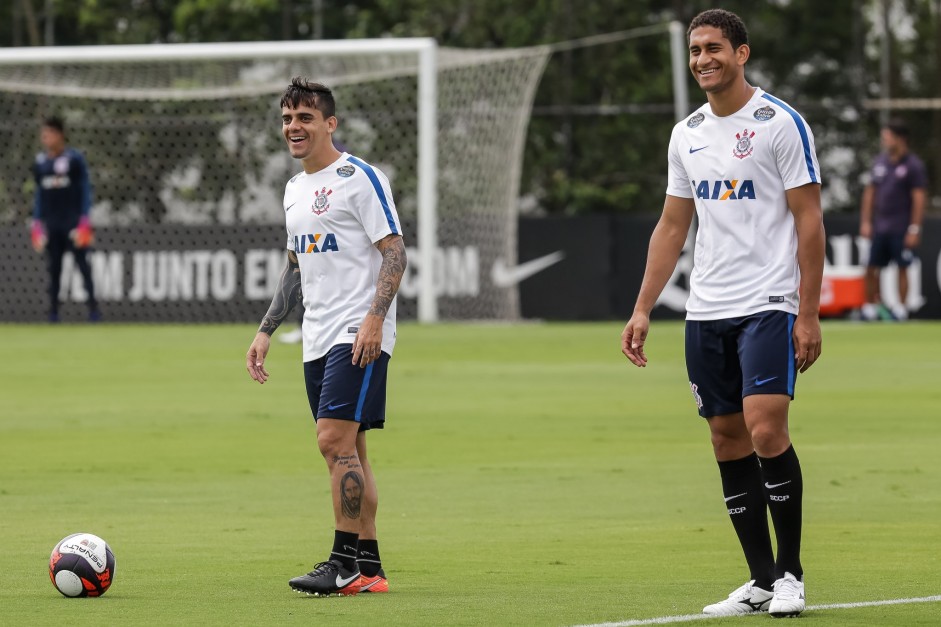 Lateral Fagner e zagueiro Pablo durante treinamento