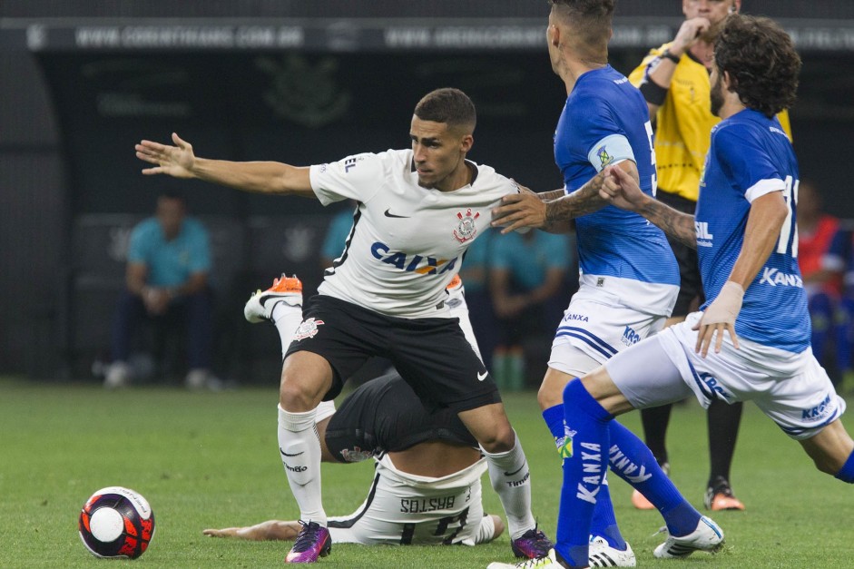 Gabriel brigando pela bola com os jogadores do Santo Andr, em jogo pelo Paulisto